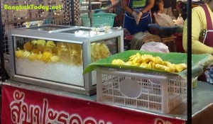 ทำแล้วรวย..อาชีพเสริม ขายผลไม้ แบบ ปลอก สับ แกะ สดๆ