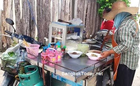 ขายก๋วยเตี๋ยวรถพ่วง