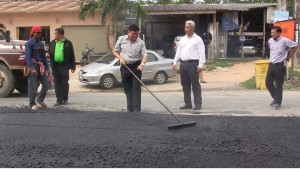 อบจ.สงขลา นำร่องใช้ยางพาราลาดถนน